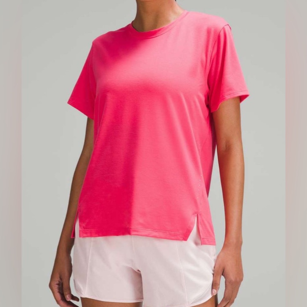 #381 Lululemon Relaxed-Fit Running T-Shirt
Lip Gloss Approx Sz 8 - (19” PTp)